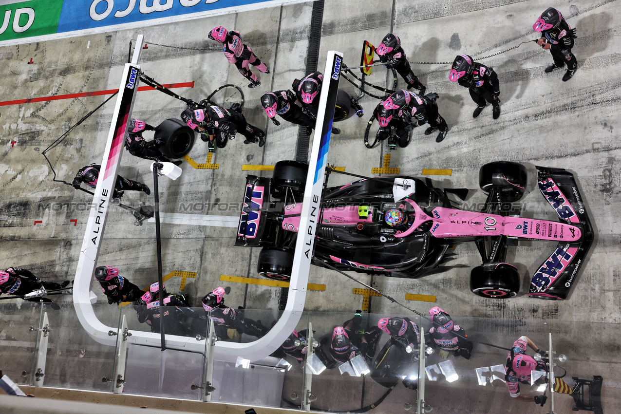 GP QATAR, Pierre Gasly (FRA) Alpine F1 Team A524 makes a pit stop.

01.12.2024. Formula 1 World Championship, Rd 23, Qatar Grand Prix, Doha, Qatar, Gara Day.

- www.xpbimages.com, EMail: requests@xpbimages.com © Copyright: Bearne / XPB Images