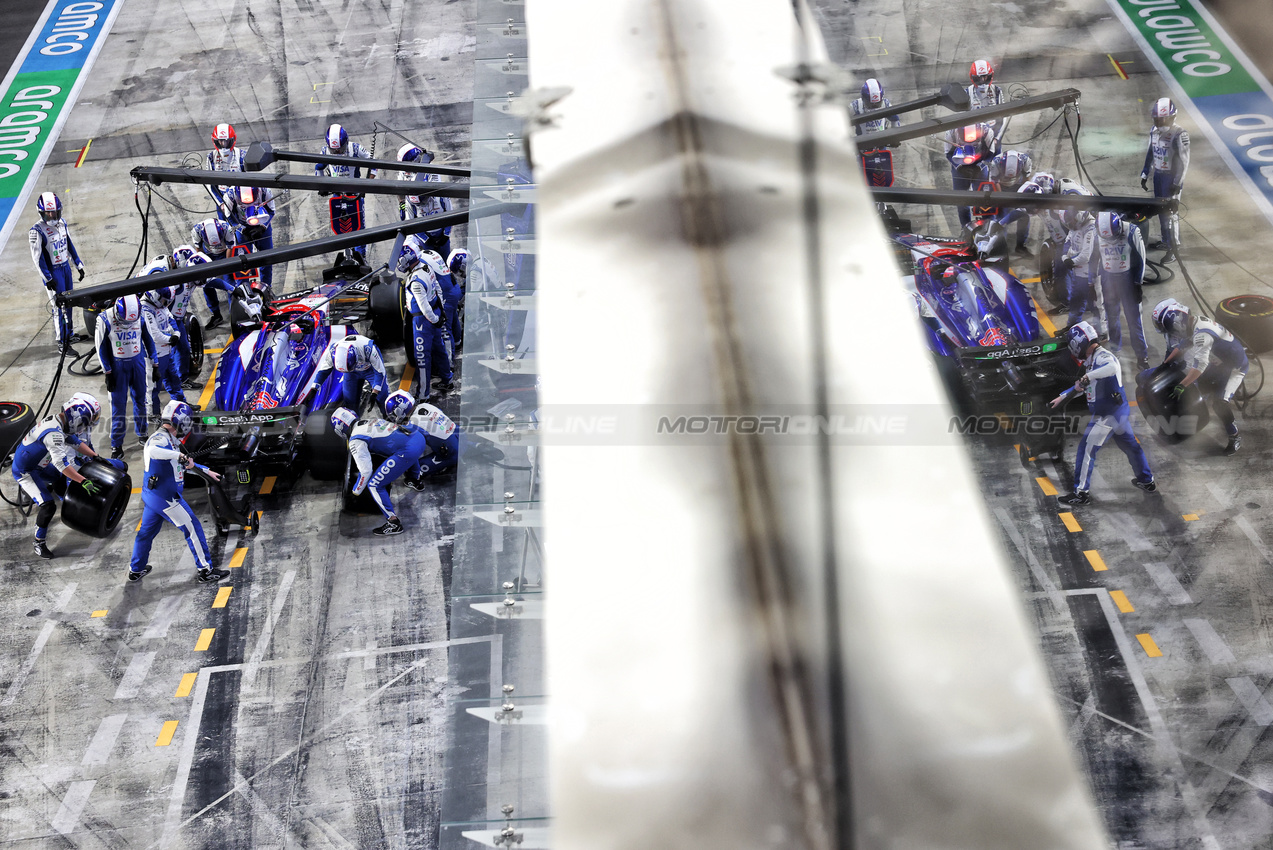 GP QATAR, Liam Lawson (NZL) RB VCARB 01 makes a pit stop.

01.12.2024. Formula 1 World Championship, Rd 23, Qatar Grand Prix, Doha, Qatar, Gara Day.

- www.xpbimages.com, EMail: requests@xpbimages.com © Copyright: Bearne / XPB Images