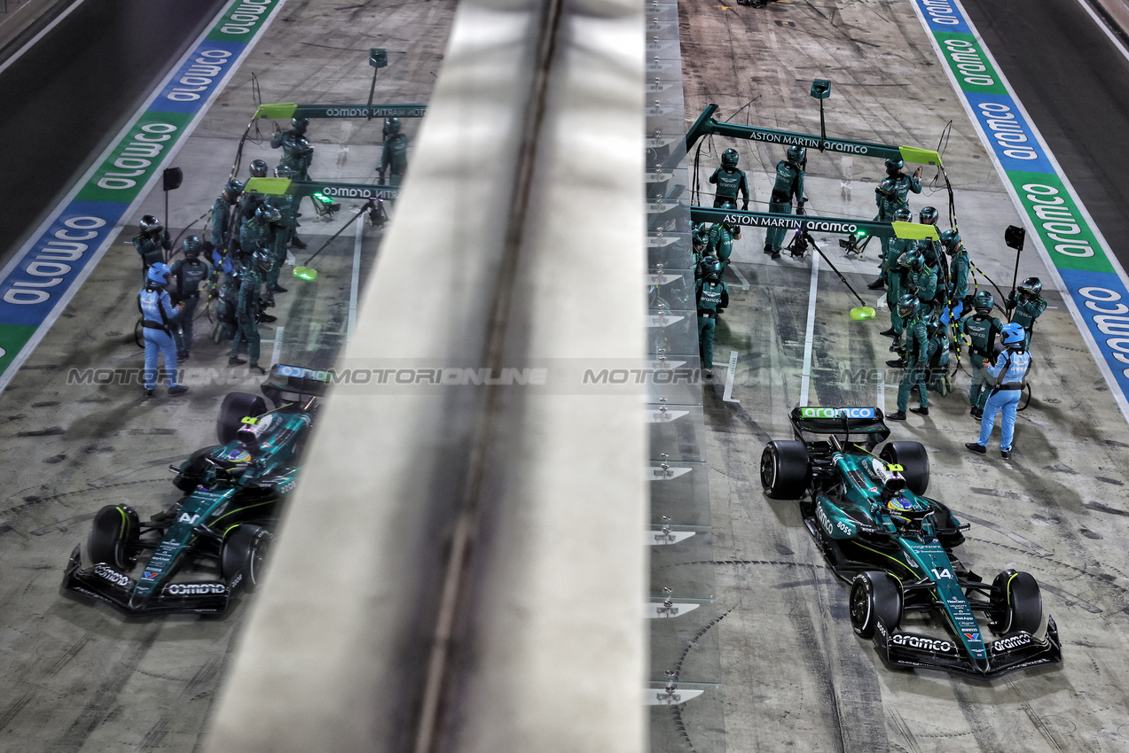 GP QATAR, Fernando Alonso (ESP) Aston Martin F1 Team AMR24 makes a pit stop.

01.12.2024. Formula 1 World Championship, Rd 23, Qatar Grand Prix, Doha, Qatar, Gara Day.

- www.xpbimages.com, EMail: requests@xpbimages.com © Copyright: Bearne / XPB Images
