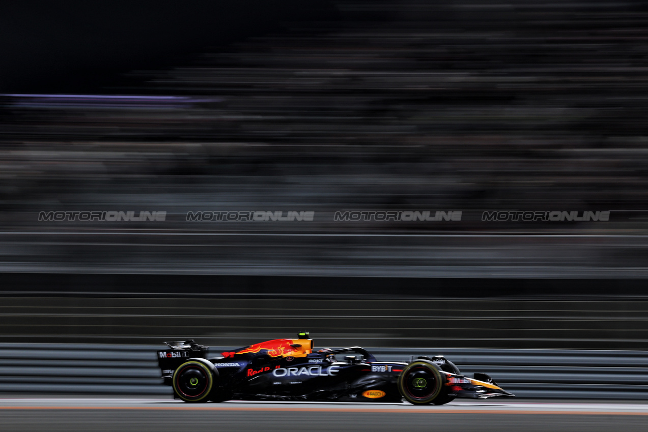 GP QATAR, Sergio Perez (MEX) Red Bull Racing RB20.

01.12.2024. Formula 1 World Championship, Rd 23, Qatar Grand Prix, Doha, Qatar, Gara Day.

 - www.xpbimages.com, EMail: requests@xpbimages.com © Copyright: Staley / XPB Images