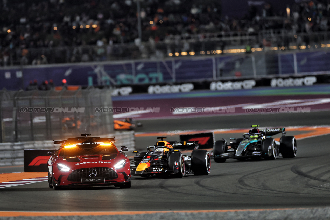 GP QATAR, Max Verstappen (NLD) Red Bull Racing RB20 davanti a behind the Mercedes FIA Safety Car.

01.12.2024. Formula 1 World Championship, Rd 23, Qatar Grand Prix, Doha, Qatar, Gara Day.

 - www.xpbimages.com, EMail: requests@xpbimages.com © Copyright: Staley / XPB Images