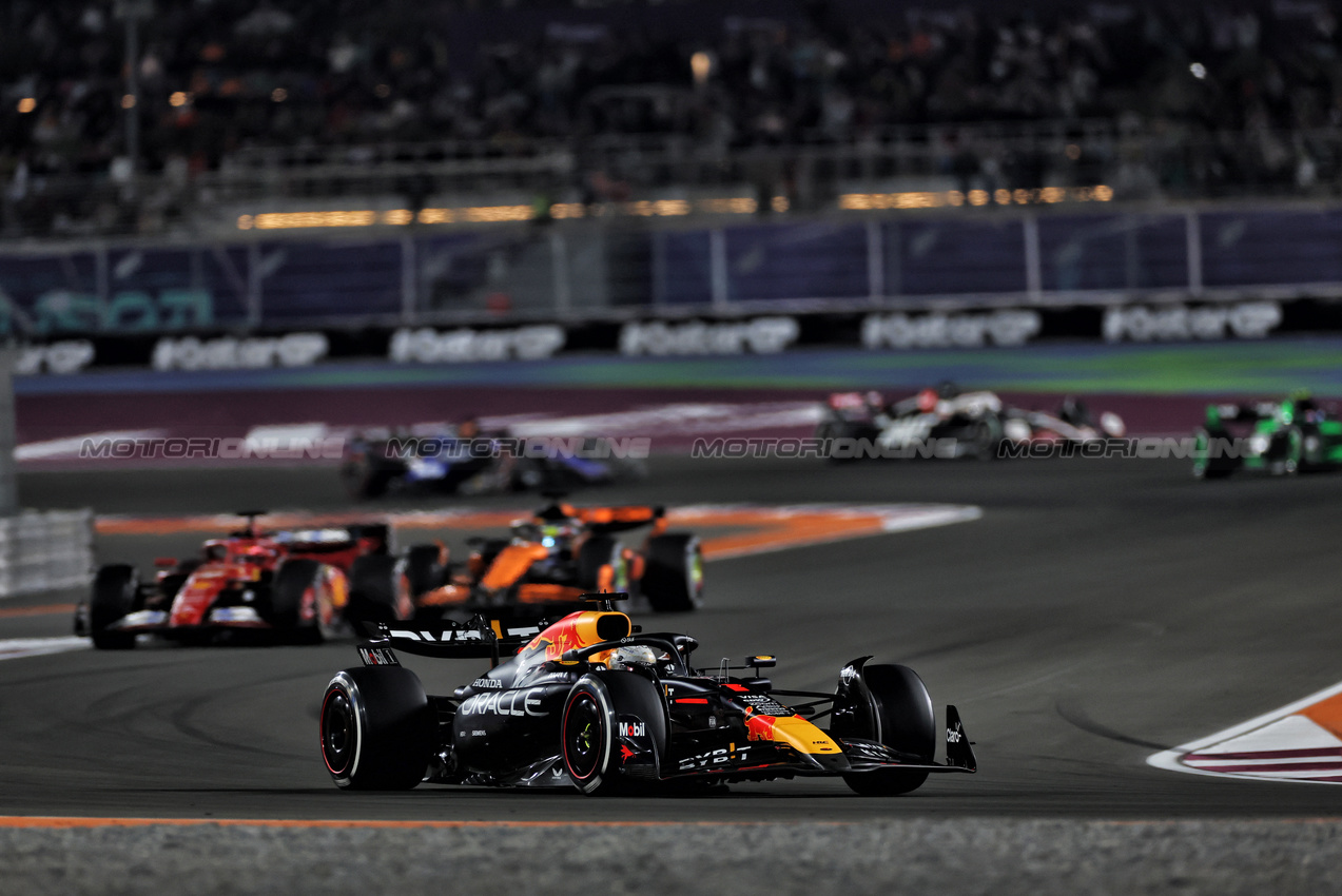GP QATAR, Max Verstappen (NLD) Red Bull Racing RB20.

01.12.2024. Formula 1 World Championship, Rd 23, Qatar Grand Prix, Doha, Qatar, Gara Day.

 - www.xpbimages.com, EMail: requests@xpbimages.com © Copyright: Staley / XPB Images
