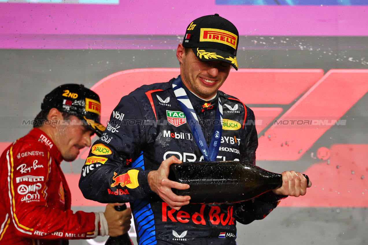 GP QATAR, Gara winner Max Verstappen (NLD) Red Bull Racing celebrates on the podium.

01.12.2024. Formula 1 World Championship, Rd 23, Qatar Grand Prix, Doha, Qatar, Gara Day.

- www.xpbimages.com, EMail: requests@xpbimages.com © Copyright: Charniaux / XPB Images