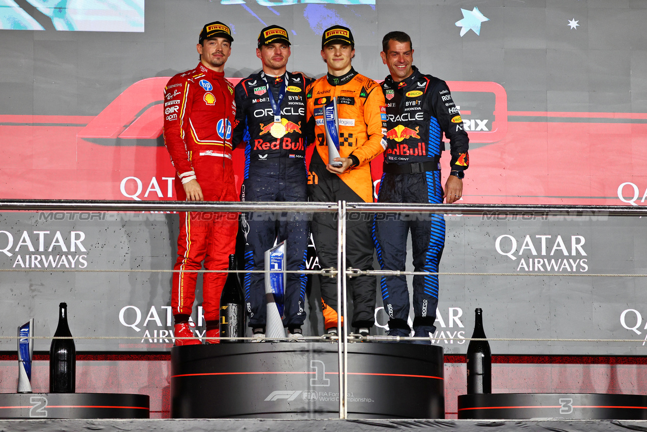 GP QATAR, The podium (L to R): Charles Leclerc (MON) Ferrari, second; Max Verstappen (NLD) Red Bull Racing, vincitore; Oscar Piastri (AUS) McLaren, third; Chris Gent (GBR) Red Bull Racing Mechanic.

01.12.2024. Formula 1 World Championship, Rd 23, Qatar Grand Prix, Doha, Qatar, Gara Day.

- www.xpbimages.com, EMail: requests@xpbimages.com © Copyright: Charniaux / XPB Images
