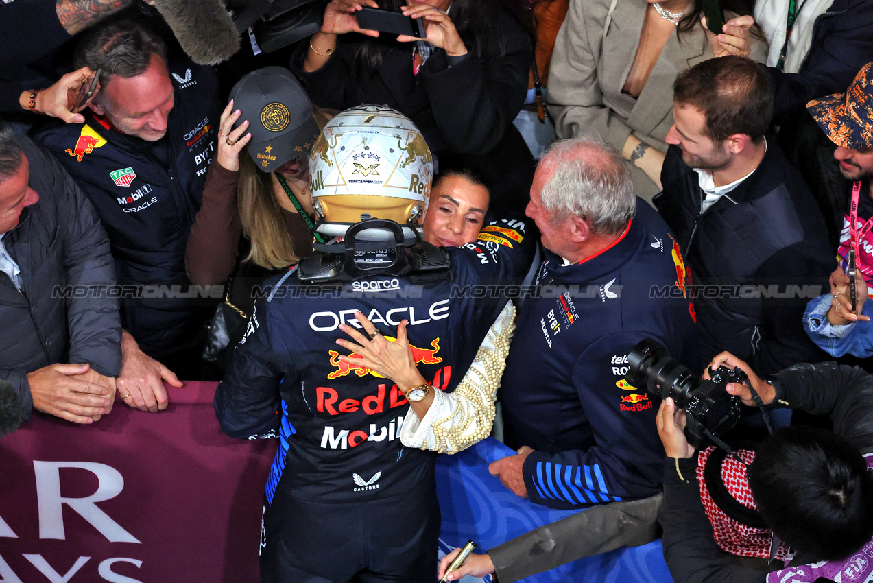 GP QATAR, Gara winner Max Verstappen (NLD) Red Bull Racing celebrates in parc ferme with his mother Sophie Kumpen (BEL); sister Victoria Verstappen; e Dr Helmut Marko (AUT) Red Bull Motorsport Consultant.

01.12.2024. Formula 1 World Championship, Rd 23, Qatar Grand Prix, Doha, Qatar, Gara Day.

- www.xpbimages.com, EMail: requests@xpbimages.com © Copyright: Moy / XPB Images