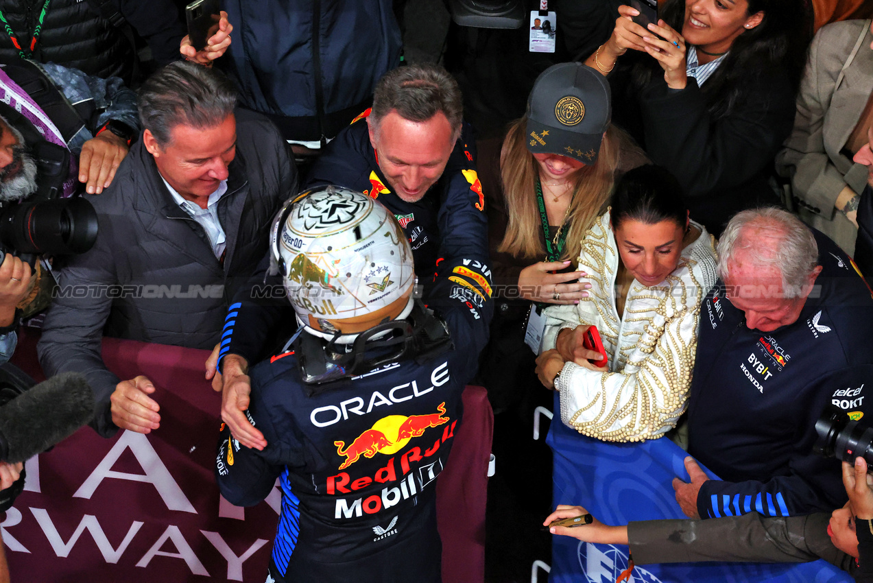 GP QATAR, Gara winner Max Verstappen (NLD) Red Bull Racing celebrates in parc ferme with Raymond Vermeulen (NLD) Driver Manager; Christian Horner (GBR) Red Bull Racing Team Principal; his mother Sophie Kumpen (BEL); sister Victoria Verstappen; e Dr Helmut Marko (AUT) Red Bull Motorsport Consultant.

01.12.2024. Formula 1 World Championship, Rd 23, Qatar Grand Prix, Doha, Qatar, Gara Day.

- www.xpbimages.com, EMail: requests@xpbimages.com © Copyright: Moy / XPB Images