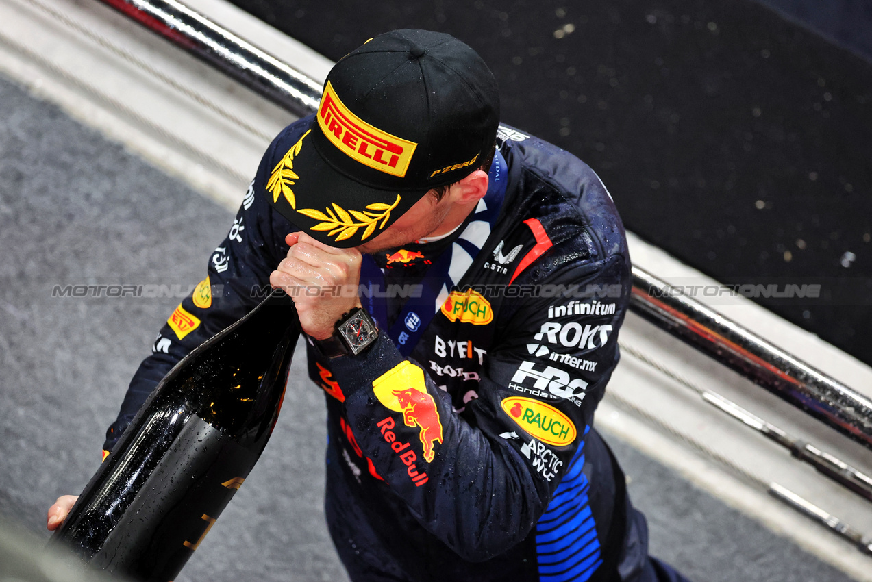 GP QATAR, Gara winner Max Verstappen (NLD) Red Bull Racing celebrates on the podium.

01.12.2024. Formula 1 World Championship, Rd 23, Qatar Grand Prix, Doha, Qatar, Gara Day.

- www.xpbimages.com, EMail: requests@xpbimages.com © Copyright: Moy / XPB Images