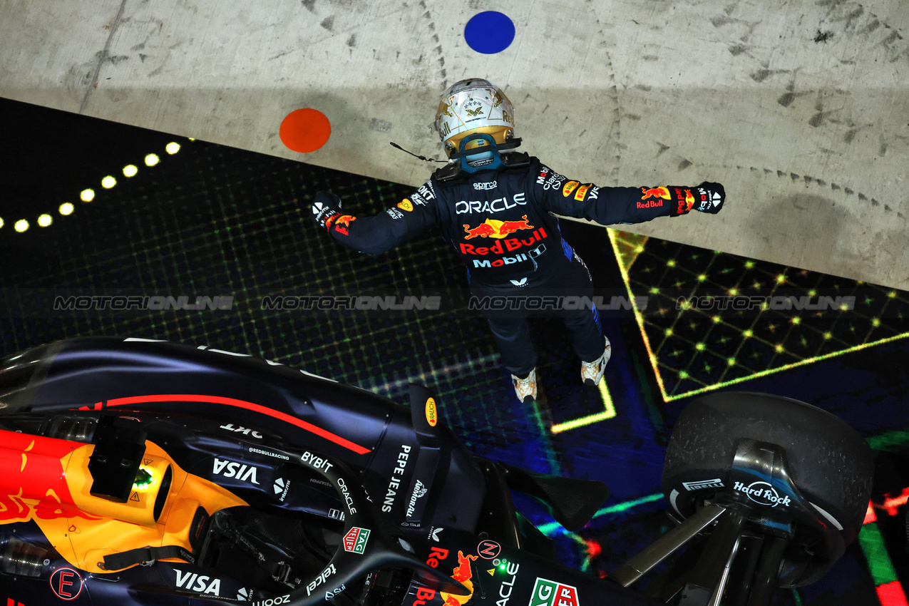 GP QATAR, Gara winner Max Verstappen (NLD) Red Bull Racing RB20 celebrates in parc ferme.

01.12.2024. Formula 1 World Championship, Rd 23, Qatar Grand Prix, Doha, Qatar, Gara Day.

- www.xpbimages.com, EMail: requests@xpbimages.com © Copyright: Moy / XPB Images