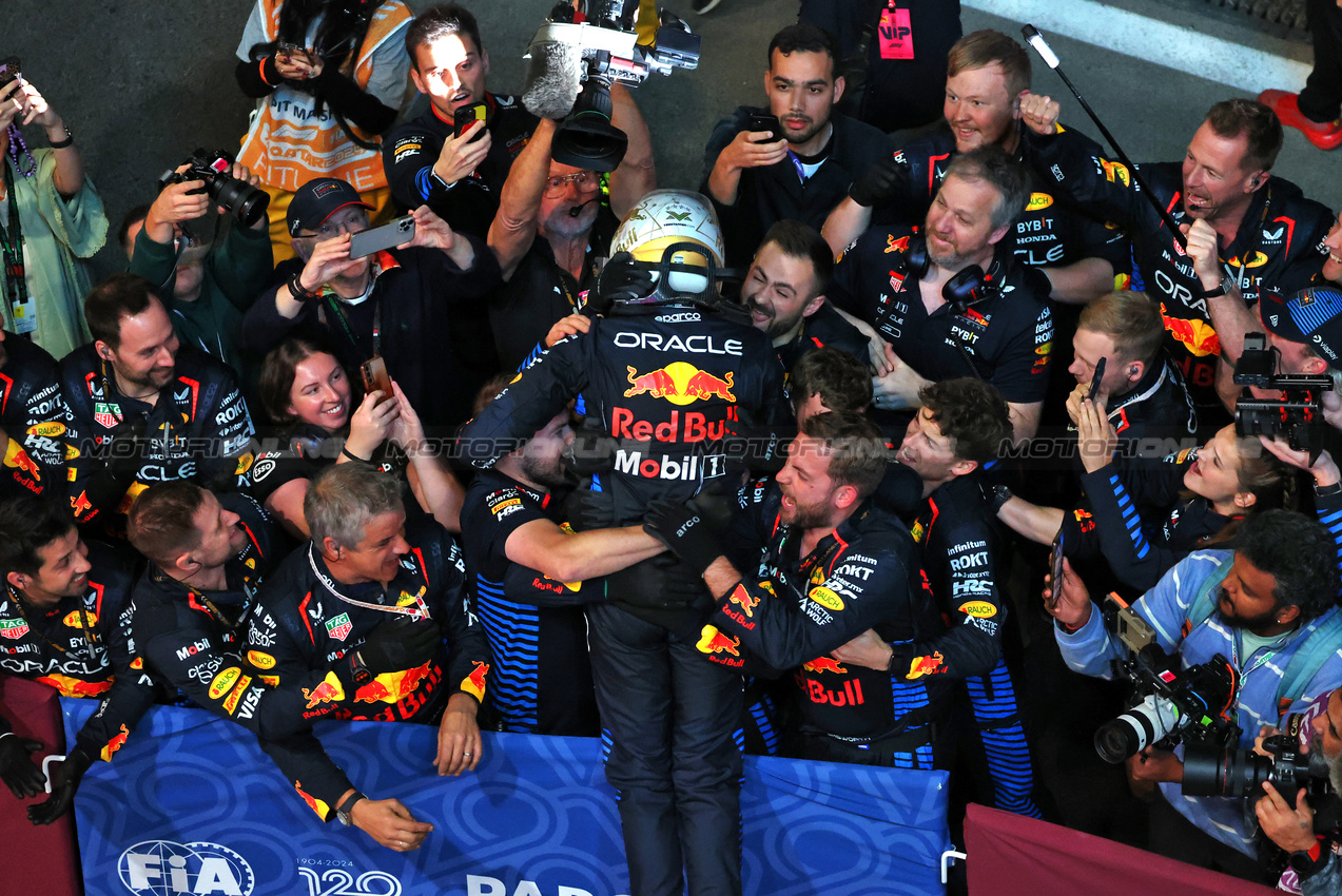 GP QATAR, Gara winner Max Verstappen (NLD) Red Bull Racing celebrates in parc ferme with the team.

01.12.2024. Formula 1 World Championship, Rd 23, Qatar Grand Prix, Doha, Qatar, Gara Day.

- www.xpbimages.com, EMail: requests@xpbimages.com © Copyright: Moy / XPB Images