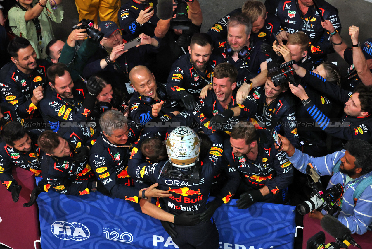 GP QATAR, Gara winner Max Verstappen (NLD) Red Bull Racing celebrates in parc ferme with the team.

01.12.2024. Formula 1 World Championship, Rd 23, Qatar Grand Prix, Doha, Qatar, Gara Day.

- www.xpbimages.com, EMail: requests@xpbimages.com © Copyright: Moy / XPB Images