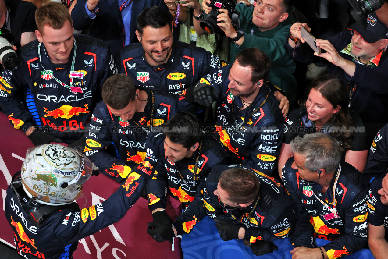 GP QATAR, Gara winner Max Verstappen (NLD) Red Bull Racing celebrates in parc ferme with the team.

01.12.2024. Formula 1 World Championship, Rd 23, Qatar Grand Prix, Doha, Qatar, Gara Day.

- www.xpbimages.com, EMail: requests@xpbimages.com © Copyright: Moy / XPB Images