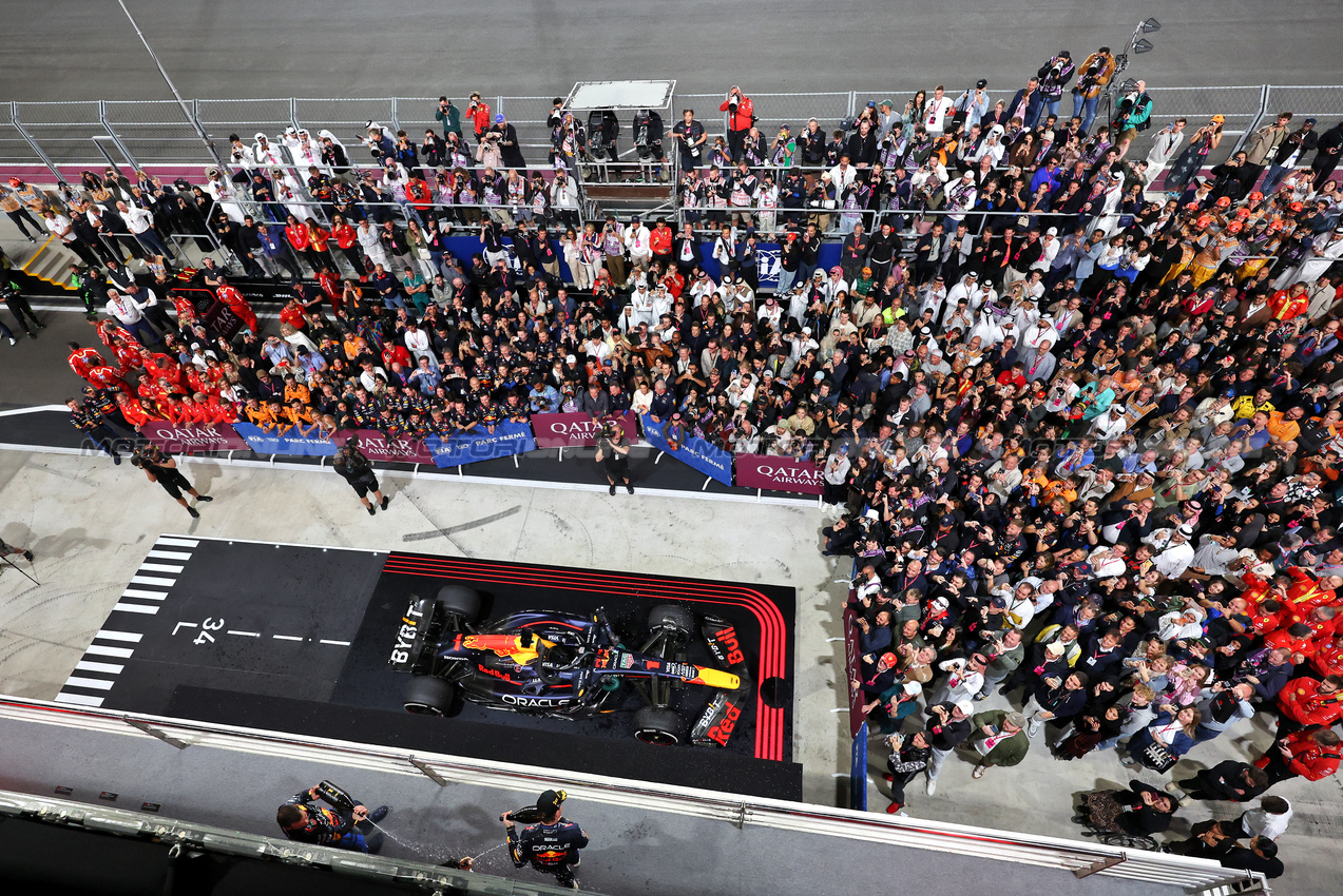 GP QATAR, Gara winner Max Verstappen (NLD) Red Bull Racing celebrates on the podium.

01.12.2024. Formula 1 World Championship, Rd 23, Qatar Grand Prix, Doha, Qatar, Gara Day.

- www.xpbimages.com, EMail: requests@xpbimages.com © Copyright: Moy / XPB Images