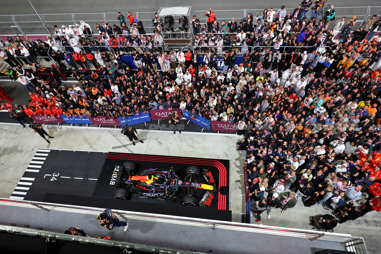GP QATAR, Gara winner Max Verstappen (NLD) Red Bull Racing celebrates on the podium.

01.12.2024. Formula 1 World Championship, Rd 23, Qatar Grand Prix, Doha, Qatar, Gara Day.

- www.xpbimages.com, EMail: requests@xpbimages.com © Copyright: Moy / XPB Images