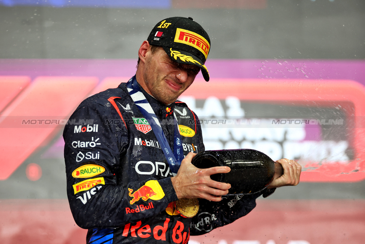GP QATAR, Gara winner Max Verstappen (NLD) Red Bull Racing celebrates on the podium.

01.12.2024. Formula 1 World Championship, Rd 23, Qatar Grand Prix, Doha, Qatar, Gara Day.

 - www.xpbimages.com, EMail: requests@xpbimages.com © Copyright: Staley / XPB Images