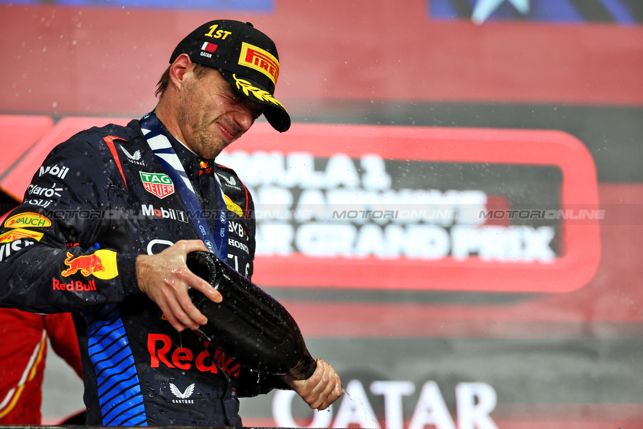 GP QATAR, Gara winner Max Verstappen (NLD) Red Bull Racing celebrates on the podium.

01.12.2024. Formula 1 World Championship, Rd 23, Qatar Grand Prix, Doha, Qatar, Gara Day.

 - www.xpbimages.com, EMail: requests@xpbimages.com © Copyright: Staley / XPB Images
