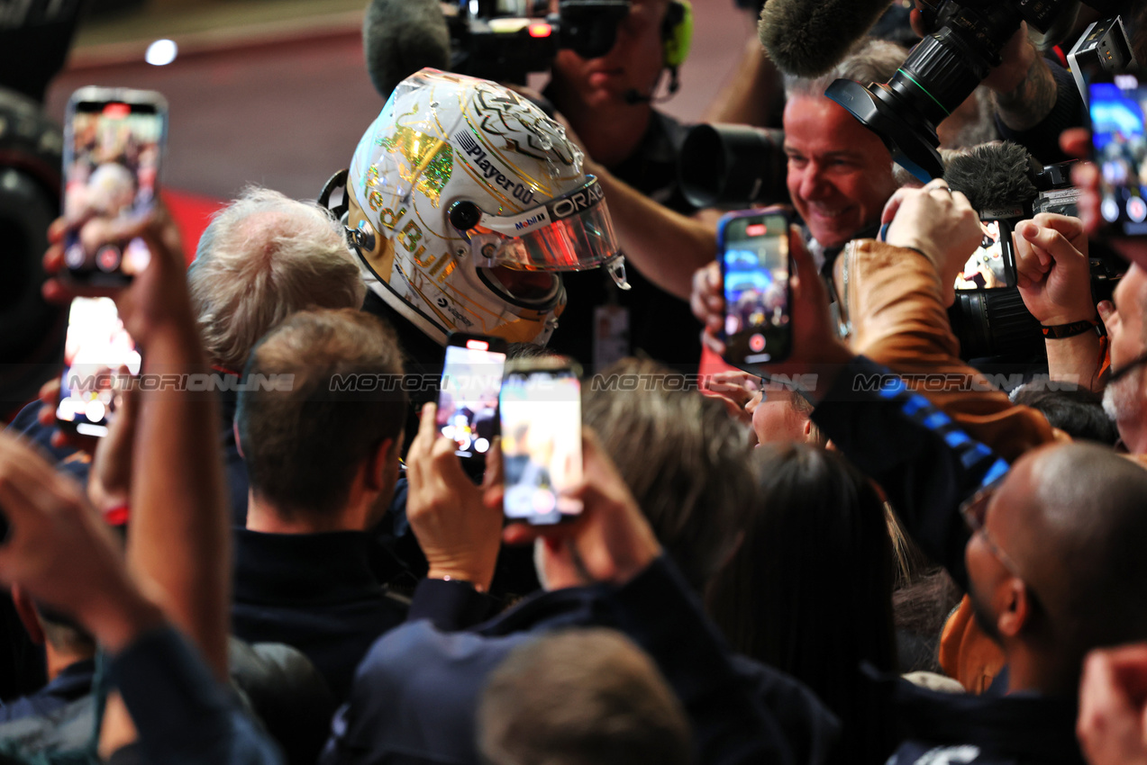 GP QATAR, Gara winner Max Verstappen (NLD) Red Bull Racing celebrates in parc ferme.

01.12.2024. Formula 1 World Championship, Rd 23, Qatar Grand Prix, Doha, Qatar, Gara Day.

 - www.xpbimages.com, EMail: requests@xpbimages.com © Copyright: Staley / XPB Images