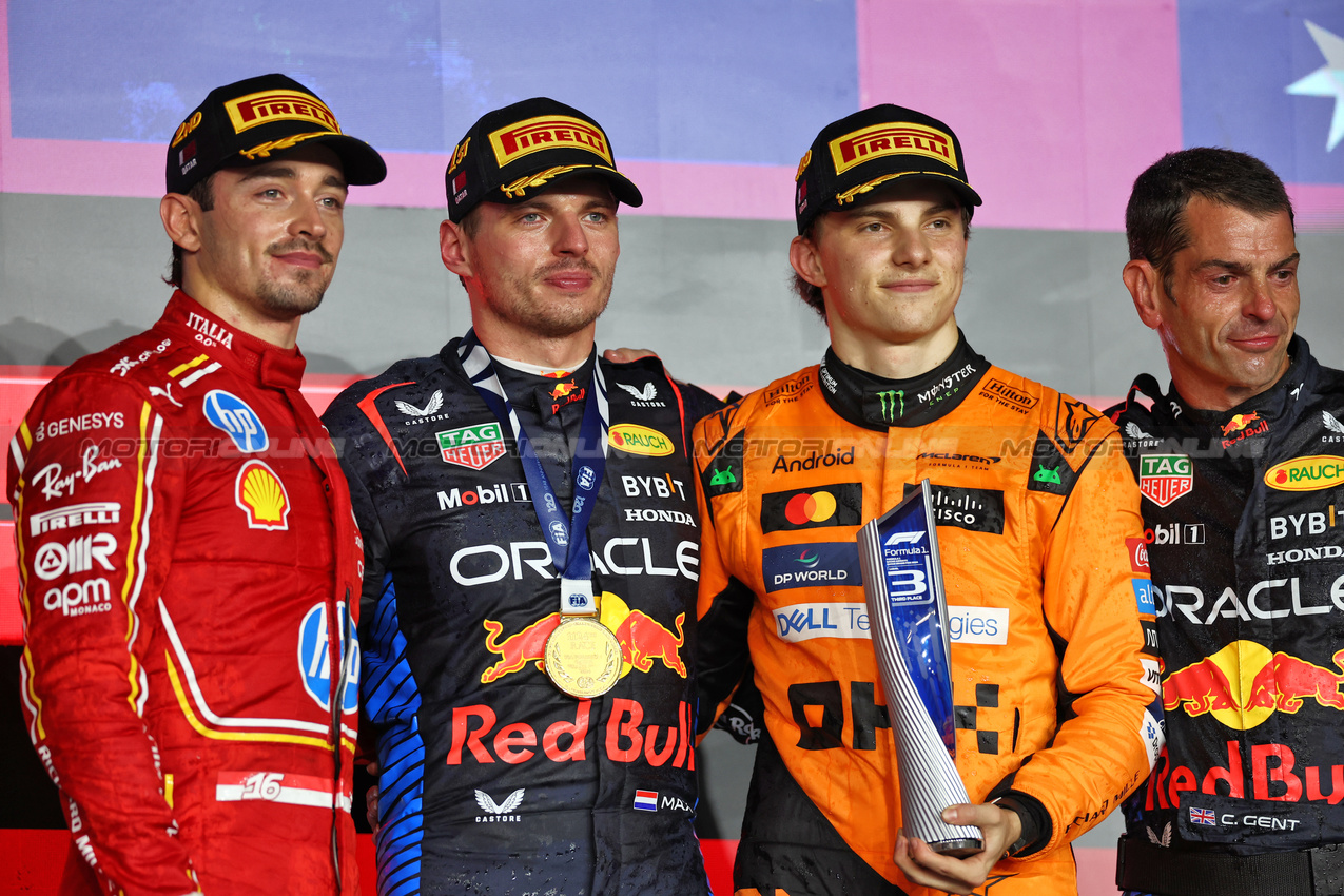 GP QATAR, The podium (L to R): Charles Leclerc (MON) Ferrari, second; Max Verstappen (NLD) Red Bull Racing, vincitore; Oscar Piastri (AUS) McLaren, third; Chris Gent (GBR) Red Bull Racing Mechanic.

01.12.2024. Formula 1 World Championship, Rd 23, Qatar Grand Prix, Doha, Qatar, Gara Day.

 - www.xpbimages.com, EMail: requests@xpbimages.com © Copyright: Staley / XPB Images