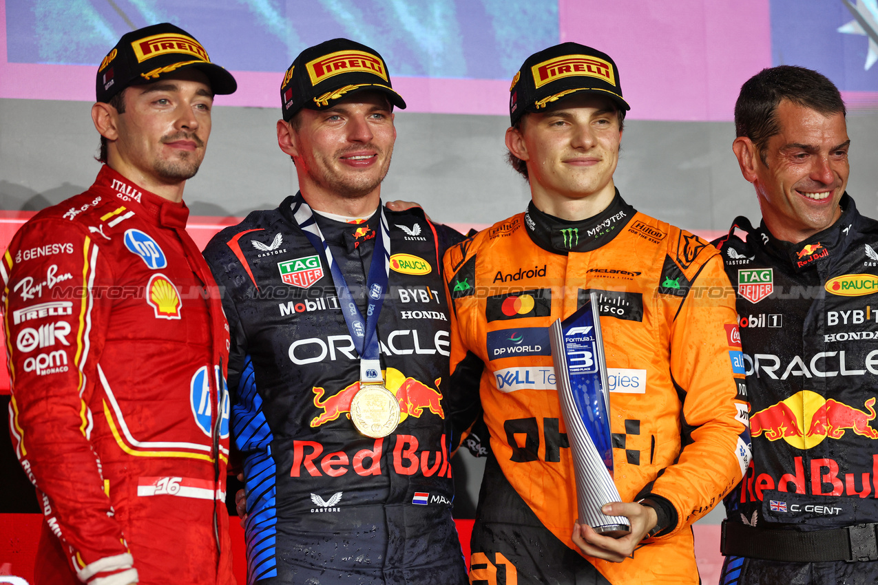 GP QATAR, The podium (L to R): Charles Leclerc (MON) Ferrari, second; Max Verstappen (NLD) Red Bull Racing, vincitore; Oscar Piastri (AUS) McLaren, third; Chris Gent (GBR) Red Bull Racing Mechanic.

01.12.2024. Formula 1 World Championship, Rd 23, Qatar Grand Prix, Doha, Qatar, Gara Day.

 - www.xpbimages.com, EMail: requests@xpbimages.com © Copyright: Staley / XPB Images