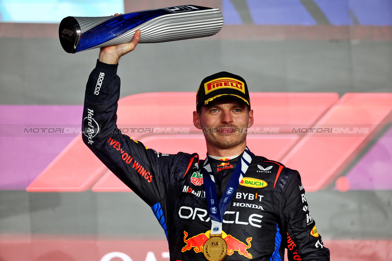 GP QATAR, Gara winner Max Verstappen (NLD) Red Bull Racing celebrates on the podium.

01.12.2024. Formula 1 World Championship, Rd 23, Qatar Grand Prix, Doha, Qatar, Gara Day.

 - www.xpbimages.com, EMail: requests@xpbimages.com © Copyright: Staley / XPB Images