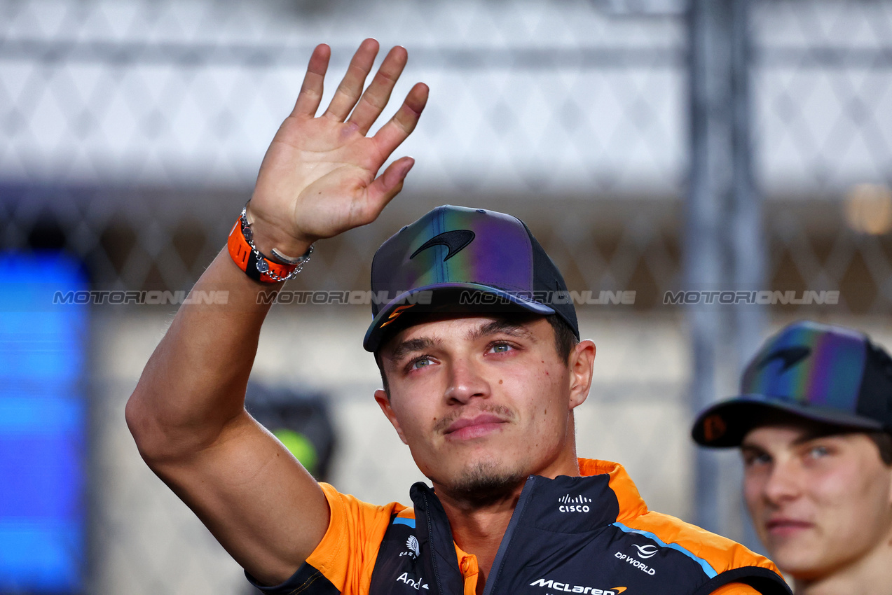 GP QATAR, Lando Norris (GBR) McLaren on the drivers' parade.

01.12.2024. Formula 1 World Championship, Rd 23, Qatar Grand Prix, Doha, Qatar, Gara Day.

- www.xpbimages.com, EMail: requests@xpbimages.com © Copyright: Charniaux / XPB Images