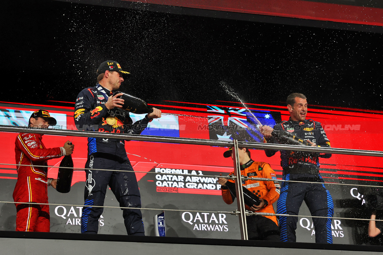 GP QATAR, (L to R): Gara winner Max Verstappen (NLD) Red Bull Racing celebrates on the podium with Chris Gent (GBR) Red Bull Racing Mechanic.

01.12.2024. Formula 1 World Championship, Rd 23, Qatar Grand Prix, Doha, Qatar, Gara Day.

- www.xpbimages.com, EMail: requests@xpbimages.com © Copyright: Bearne / XPB Images
