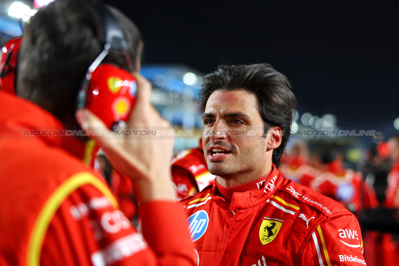 GP QATAR, Carlos Sainz Jr (ESP) Ferrari on the grid.

01.12.2024. Formula 1 World Championship, Rd 23, Qatar Grand Prix, Doha, Qatar, Gara Day.

 - www.xpbimages.com, EMail: requests@xpbimages.com © Copyright: Coates / XPB Images
