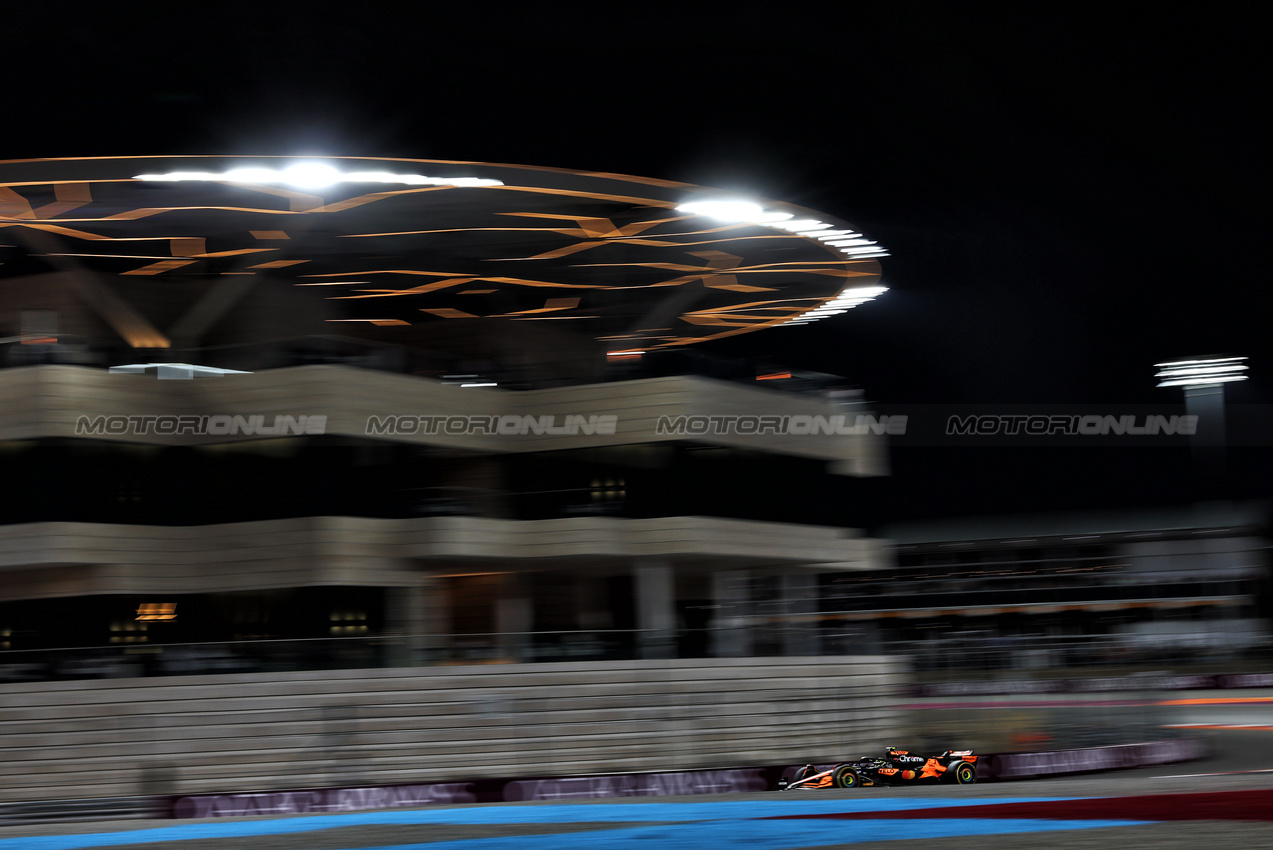 GP QATAR, Lando Norris (GBR) McLaren MCL38.

01.12.2024. Formula 1 World Championship, Rd 23, Qatar Grand Prix, Doha, Qatar, Gara Day.

 - www.xpbimages.com, EMail: requests@xpbimages.com © Copyright: Coates / XPB Images