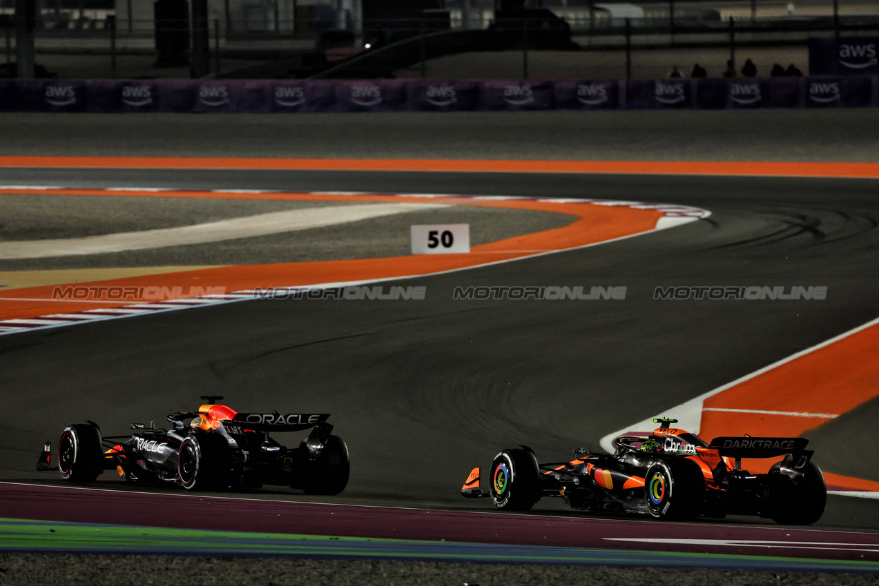 GP QATAR, Max Verstappen (NLD) Red Bull Racing RB20 e Lando Norris (GBR) McLaren MCL38 battle for position.

01.12.2024. Formula 1 World Championship, Rd 23, Qatar Grand Prix, Doha, Qatar, Gara Day.

 - www.xpbimages.com, EMail: requests@xpbimages.com © Copyright: Coates / XPB Images