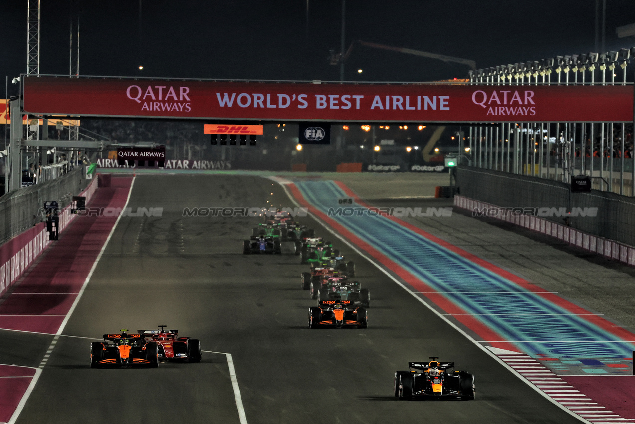 GP QATAR, Max Verstappen (NLD) Red Bull Racing RB20 davanti a Lando Norris (GBR) McLaren MCL38 e Charles Leclerc (MON) Ferrari SF-24.

01.12.2024. Formula 1 World Championship, Rd 23, Qatar Grand Prix, Doha, Qatar, Gara Day.

 - www.xpbimages.com, EMail: requests@xpbimages.com © Copyright: Coates / XPB Images