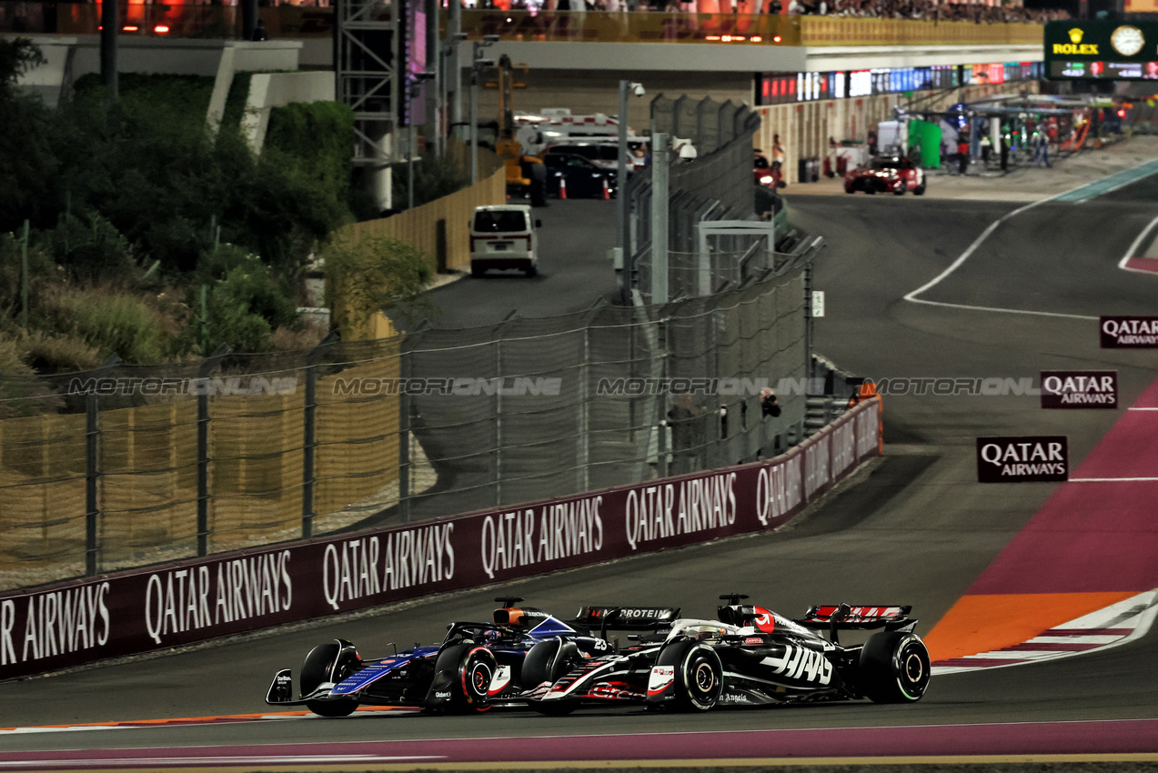 GP QATAR, Alexander Albon (THA) Williams Racing FW46 e Kevin Magnussen (DEN) Haas VF-24 battle for position.

01.12.2024. Formula 1 World Championship, Rd 23, Qatar Grand Prix, Doha, Qatar, Gara Day.

 - www.xpbimages.com, EMail: requests@xpbimages.com © Copyright: Coates / XPB Images