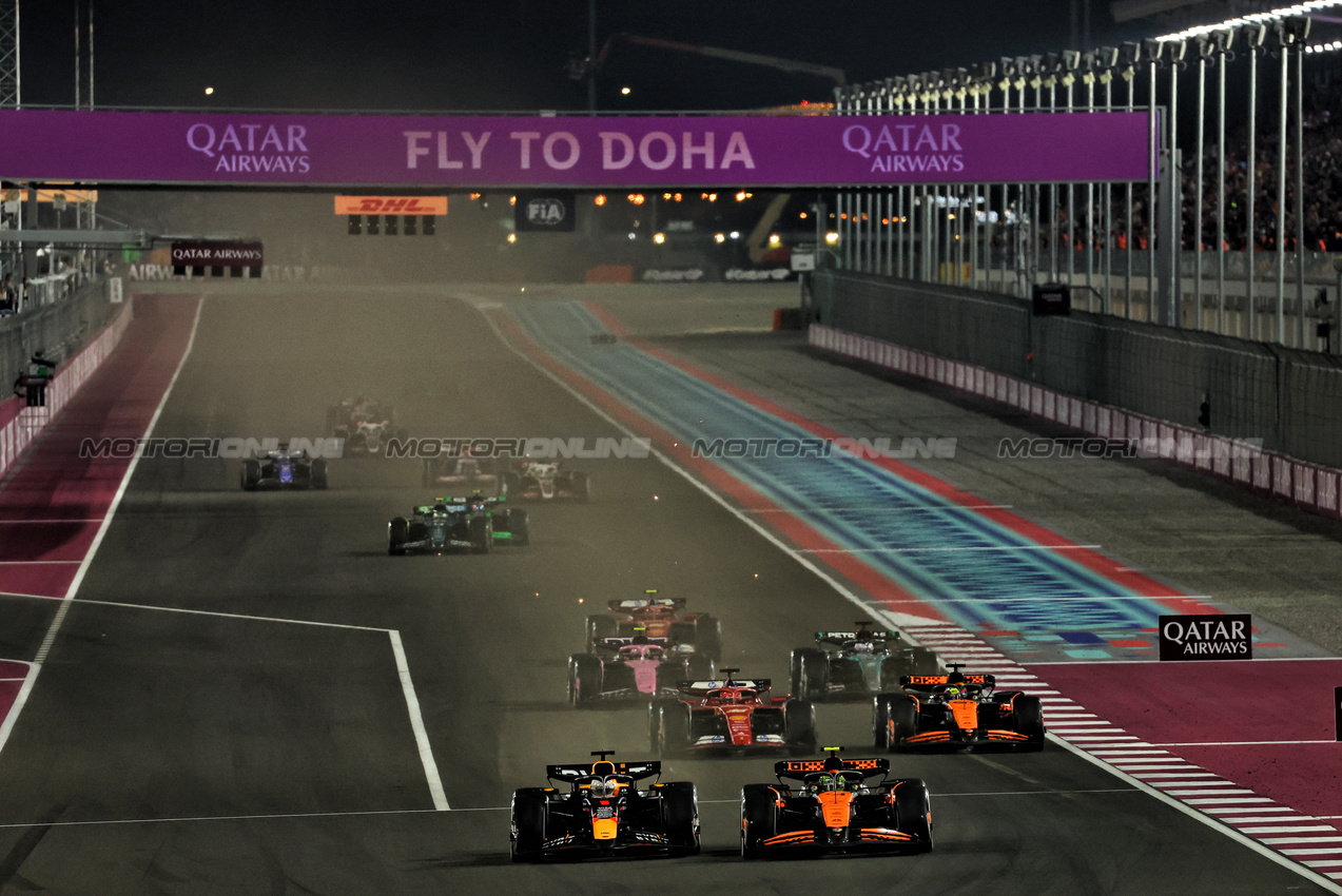 GP QATAR, Max Verstappen (NLD) Red Bull Racing RB20 e Lando Norris (GBR) McLaren MCL38 battle for position.

01.12.2024. Formula 1 World Championship, Rd 23, Qatar Grand Prix, Doha, Qatar, Gara Day.

 - www.xpbimages.com, EMail: requests@xpbimages.com © Copyright: Coates / XPB Images