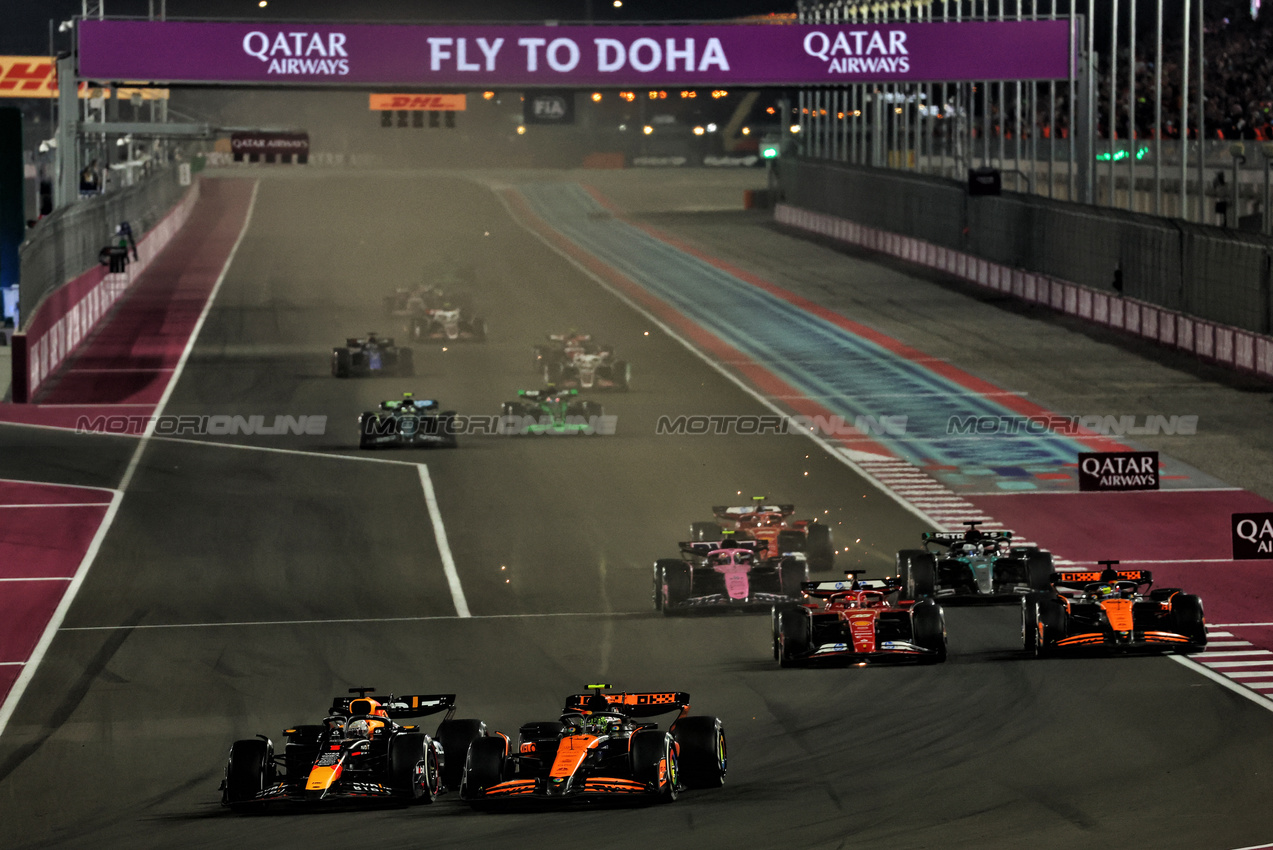 GP QATAR, Max Verstappen (NLD) Red Bull Racing RB20 e Lando Norris (GBR) McLaren MCL38 battle for position.

01.12.2024. Formula 1 World Championship, Rd 23, Qatar Grand Prix, Doha, Qatar, Gara Day.

 - www.xpbimages.com, EMail: requests@xpbimages.com © Copyright: Coates / XPB Images