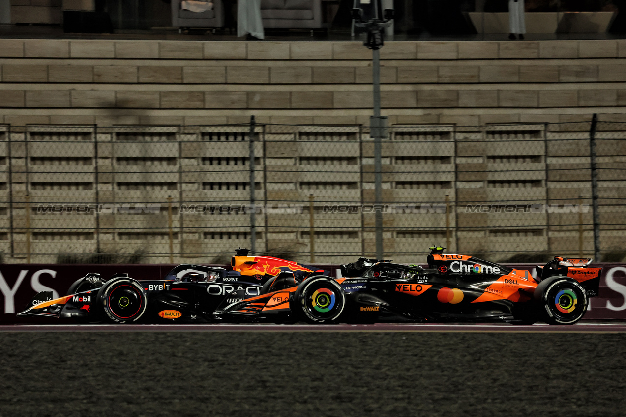 GP QATAR, Max Verstappen (NLD) Red Bull Racing RB20 e Lando Norris (GBR) McLaren MCL38 battle for position.

01.12.2024. Formula 1 World Championship, Rd 23, Qatar Grand Prix, Doha, Qatar, Gara Day.

 - www.xpbimages.com, EMail: requests@xpbimages.com © Copyright: Coates / XPB Images
