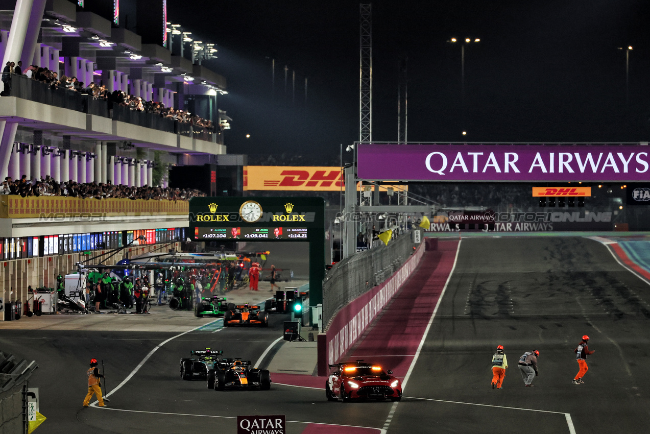 GP QATAR, Marshals remove debris from the partenza / finish straight as Max Verstappen (NLD) Red Bull Racing RB20 davanti a behind the Mercedes FIA Safety Car.

01.12.2024. Formula 1 World Championship, Rd 23, Qatar Grand Prix, Doha, Qatar, Gara Day.

 - www.xpbimages.com, EMail: requests@xpbimages.com © Copyright: Coates / XPB Images