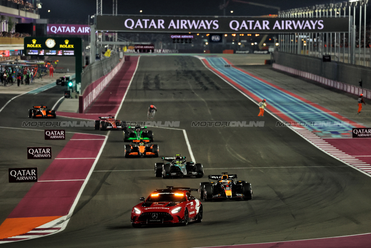 GP QATAR, Marshals remove debris from the partenza / finish straight as Max Verstappen (NLD) Red Bull Racing RB20 davanti a behind the Mercedes FIA Safety Car.

01.12.2024. Formula 1 World Championship, Rd 23, Qatar Grand Prix, Doha, Qatar, Gara Day.

 - www.xpbimages.com, EMail: requests@xpbimages.com © Copyright: Coates / XPB Images
