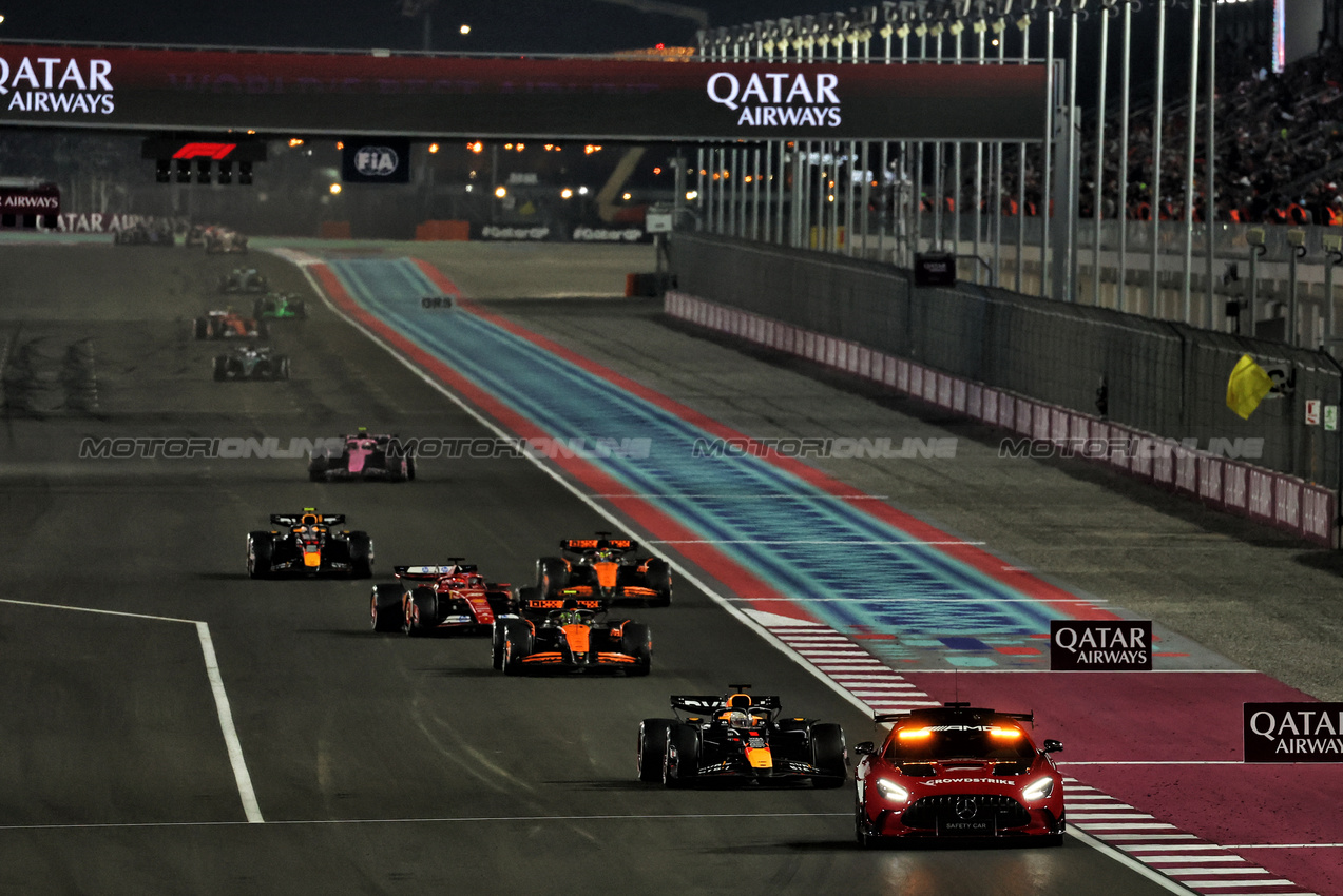 GP QATAR, Max Verstappen (NLD) Red Bull Racing RB20 davanti a behind the Mercedes FIA Safety Car.

01.12.2024. Formula 1 World Championship, Rd 23, Qatar Grand Prix, Doha, Qatar, Gara Day.

 - www.xpbimages.com, EMail: requests@xpbimages.com © Copyright: Coates / XPB Images