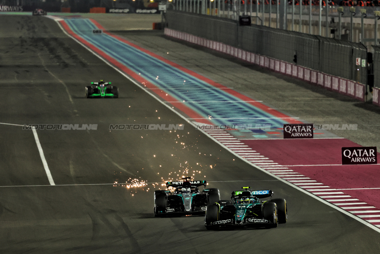 GP QATAR, Fernando Alonso (ESP) Aston Martin F1 Team AMR24 e George Russell (GBR) Mercedes AMG F1 W15 battle for position.

01.12.2024. Formula 1 World Championship, Rd 23, Qatar Grand Prix, Doha, Qatar, Gara Day.

 - www.xpbimages.com, EMail: requests@xpbimages.com © Copyright: Coates / XPB Images