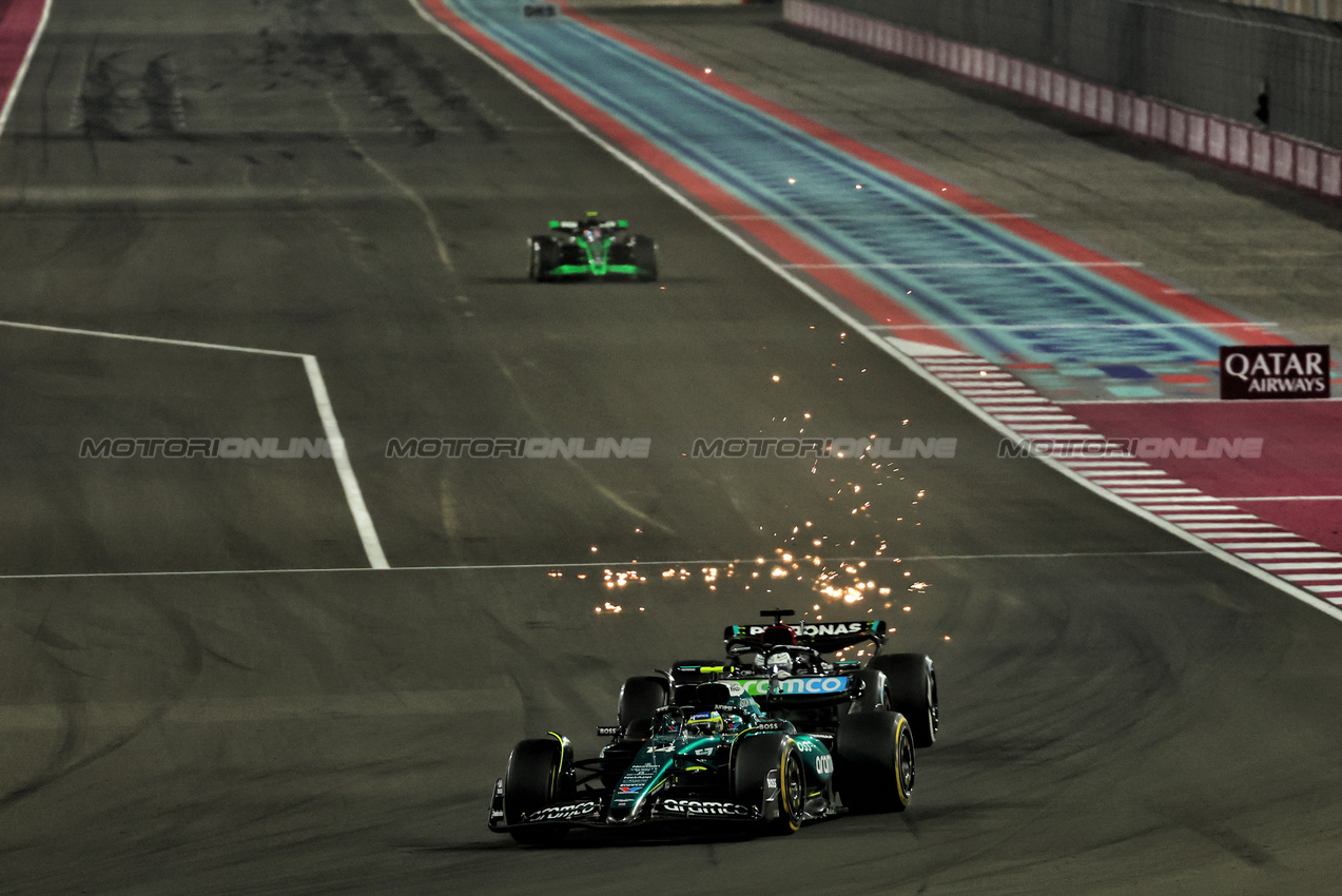 GP QATAR, Fernando Alonso (ESP) Aston Martin F1 Team AMR24 e George Russell (GBR) Mercedes AMG F1 W15 battle for position.

01.12.2024. Formula 1 World Championship, Rd 23, Qatar Grand Prix, Doha, Qatar, Gara Day.

 - www.xpbimages.com, EMail: requests@xpbimages.com © Copyright: Coates / XPB Images