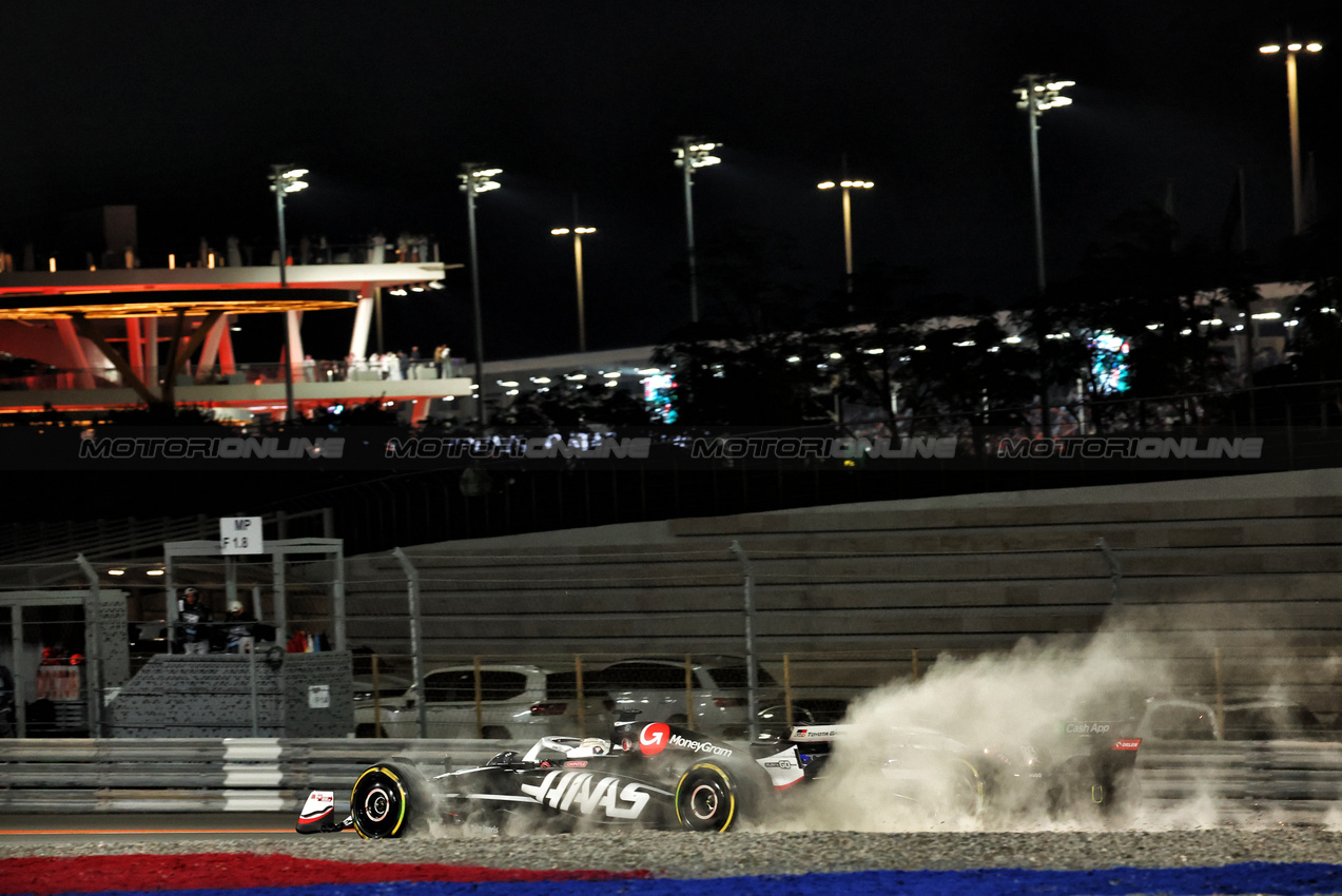 GP QATAR, Yuki Tsunoda (JPN) RB VCARB 01 e Kevin Magnussen (DEN) Haas VF-24 battle for position.

01.12.2024. Formula 1 World Championship, Rd 23, Qatar Grand Prix, Doha, Qatar, Gara Day.

 - www.xpbimages.com, EMail: requests@xpbimages.com © Copyright: Coates / XPB Images