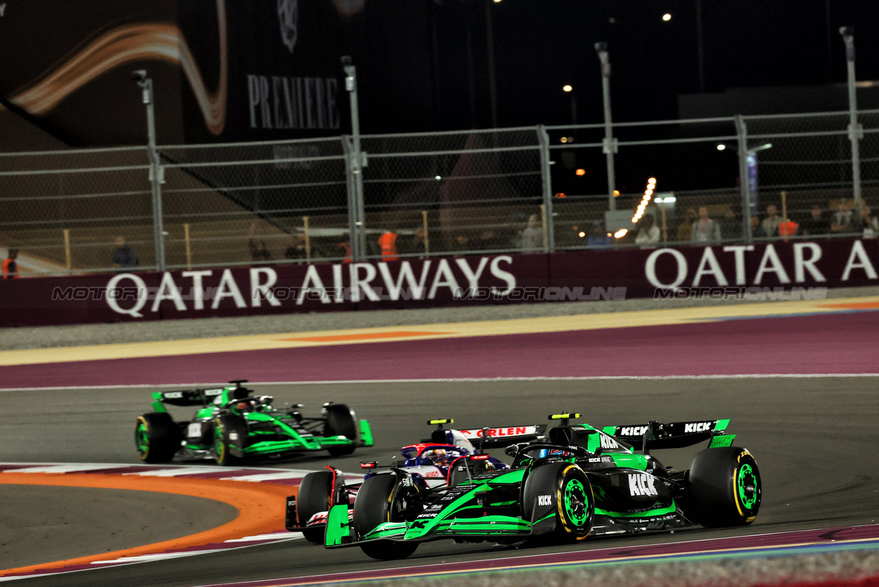 GP QATAR, Zhou Guanyu (CHN) Sauber C44 e Yuki Tsunoda (JPN) RB VCARB 01 battle for position.

01.12.2024. Formula 1 World Championship, Rd 23, Qatar Grand Prix, Doha, Qatar, Gara Day.

 - www.xpbimages.com, EMail: requests@xpbimages.com © Copyright: Coates / XPB Images