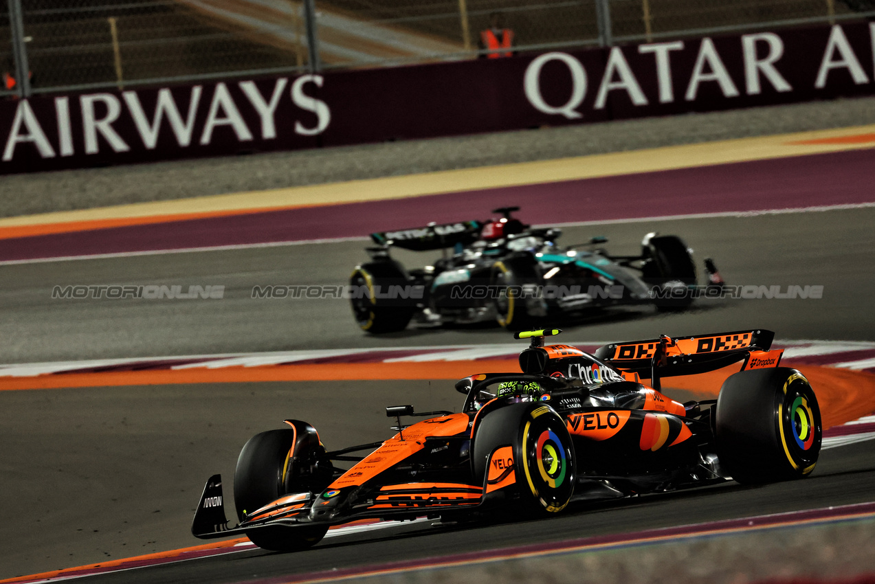 GP QATAR, Lando Norris (GBR) McLaren MCL38.

01.12.2024. Formula 1 World Championship, Rd 23, Qatar Grand Prix, Doha, Qatar, Gara Day.

 - www.xpbimages.com, EMail: requests@xpbimages.com © Copyright: Coates / XPB Images