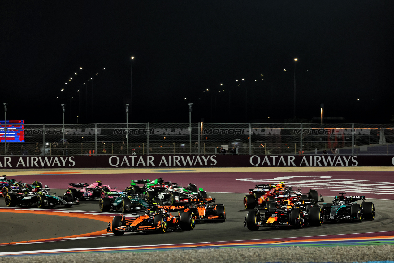 GP QATAR, Lando Norris (GBR) McLaren MCL38 e Max Verstappen (NLD) Red Bull Racing RB20 lead at the partenza of the race.

01.12.2024. Formula 1 World Championship, Rd 23, Qatar Grand Prix, Doha, Qatar, Gara Day.

 - www.xpbimages.com, EMail: requests@xpbimages.com © Copyright: Coates / XPB Images