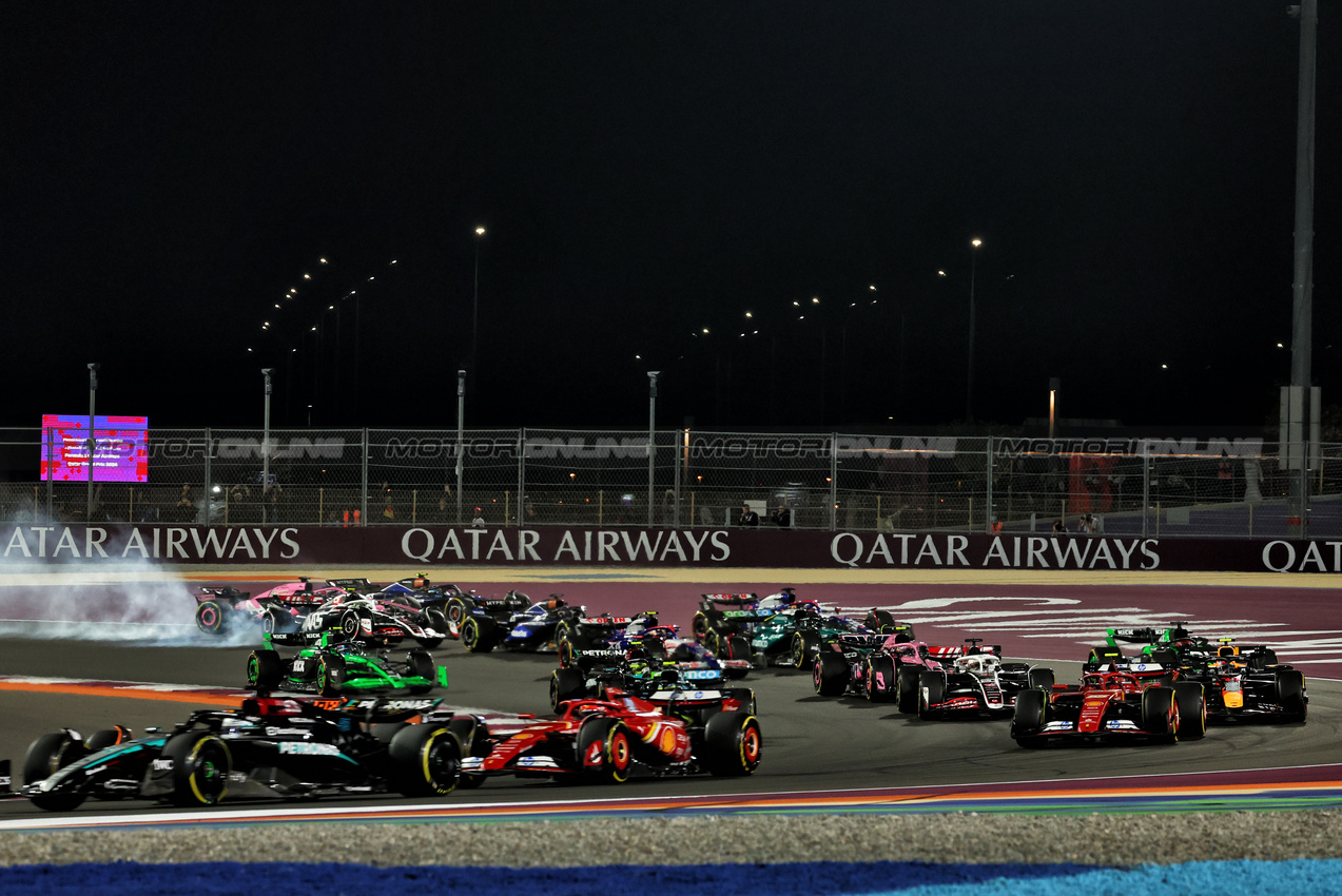 GP QATAR, Nico Hulkenberg (GER) Haas VF-24 crashes with Esteban Ocon (FRA) Alpine F1 Team A524 e Franco Colapinto (ARG) Williams Racing FW46 at the partenza of the race.

01.12.2024. Formula 1 World Championship, Rd 23, Qatar Grand Prix, Doha, Qatar, Gara Day.

 - www.xpbimages.com, EMail: requests@xpbimages.com © Copyright: Coates / XPB Images