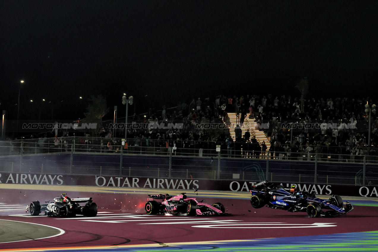 GP QATAR, (L to R): Nico Hulkenberg (GER) Haas VF-24 crashes with Esteban Ocon (FRA) Alpine F1 Team A524 e Franco Colapinto (ARG) Williams Racing FW46 at the partenza of the race.

01.12.2024. Formula 1 World Championship, Rd 23, Qatar Grand Prix, Doha, Qatar, Gara Day.

 - www.xpbimages.com, EMail: requests@xpbimages.com © Copyright: Coates / XPB Images