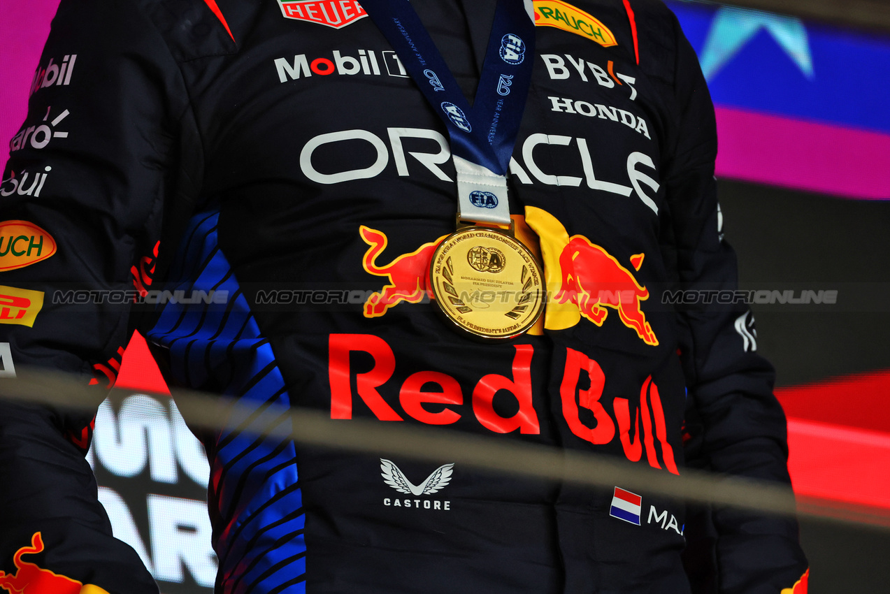 GP QATAR, Gara winner Max Verstappen (NLD) Red Bull Racing on the podium - medal.

01.12.2024. Formula 1 World Championship, Rd 23, Qatar Grand Prix, Doha, Qatar, Gara Day.

 - www.xpbimages.com, EMail: requests@xpbimages.com © Copyright: Coates / XPB Images