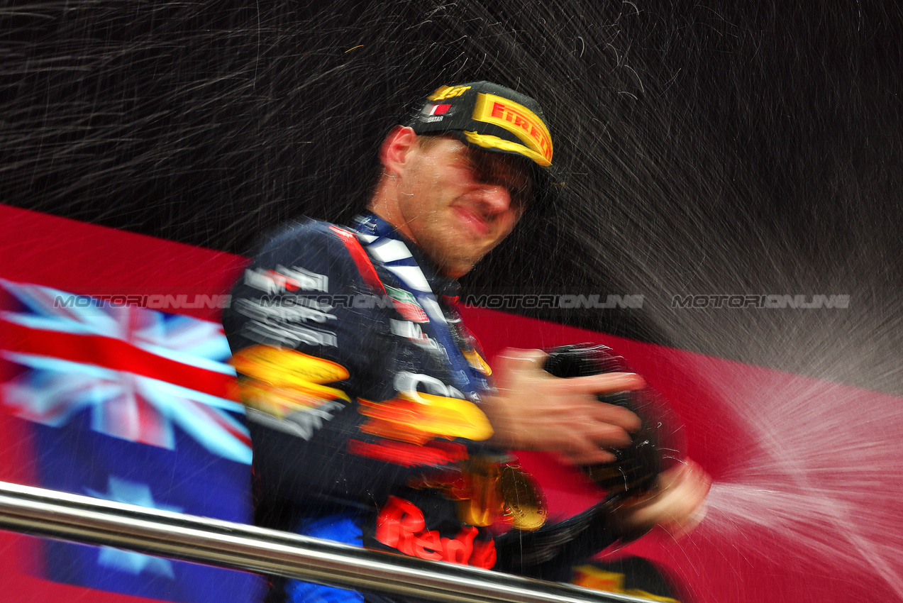 GP QATAR, Gara winner Max Verstappen (NLD) Red Bull Racing celebrates on the podium.

01.12.2024. Formula 1 World Championship, Rd 23, Qatar Grand Prix, Doha, Qatar, Gara Day.

 - www.xpbimages.com, EMail: requests@xpbimages.com © Copyright: Coates / XPB Images