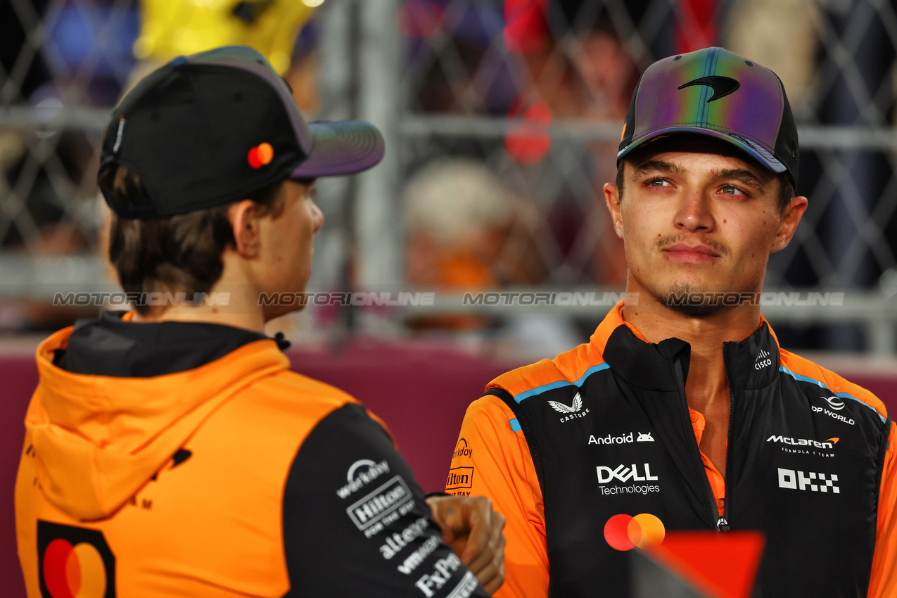 GP QATAR, (L to R): Oscar Piastri (AUS) McLaren e Lando Norris (GBR) McLaren on the drivers' parade.

01.12.2024. Formula 1 World Championship, Rd 23, Qatar Grand Prix, Doha, Qatar, Gara Day.

 - www.xpbimages.com, EMail: requests@xpbimages.com © Copyright: Coates / XPB Images