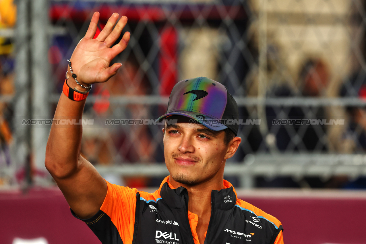 GP QATAR, Lando Norris (GBR) McLaren on the drivers' parade.

01.12.2024. Formula 1 World Championship, Rd 23, Qatar Grand Prix, Doha, Qatar, Gara Day.

 - www.xpbimages.com, EMail: requests@xpbimages.com © Copyright: Coates / XPB Images