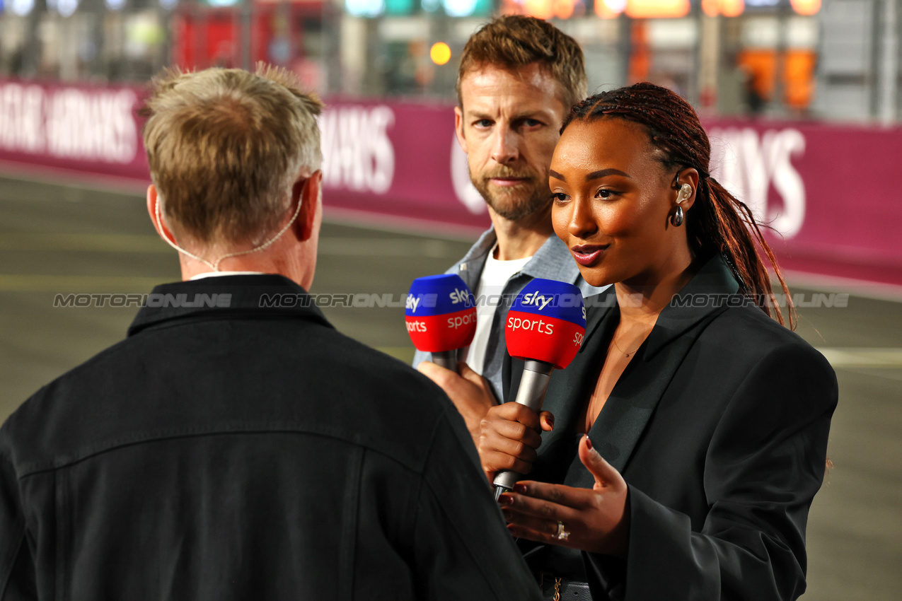 GP QATAR, (L to R): Simon Lazenby (GBR) Sky Sports F1 TV Presenter with Naomi Schiff (RWA) / (BEL) Sky Sports F1 Presenter e Jenson Button (GBR) Sky Sports F1 Presenter / Williams Racing Senior Advisor.

01.12.2024. Formula 1 World Championship, Rd 23, Qatar Grand Prix, Doha, Qatar, Gara Day.

 - www.xpbimages.com, EMail: requests@xpbimages.com © Copyright: Coates / XPB Images