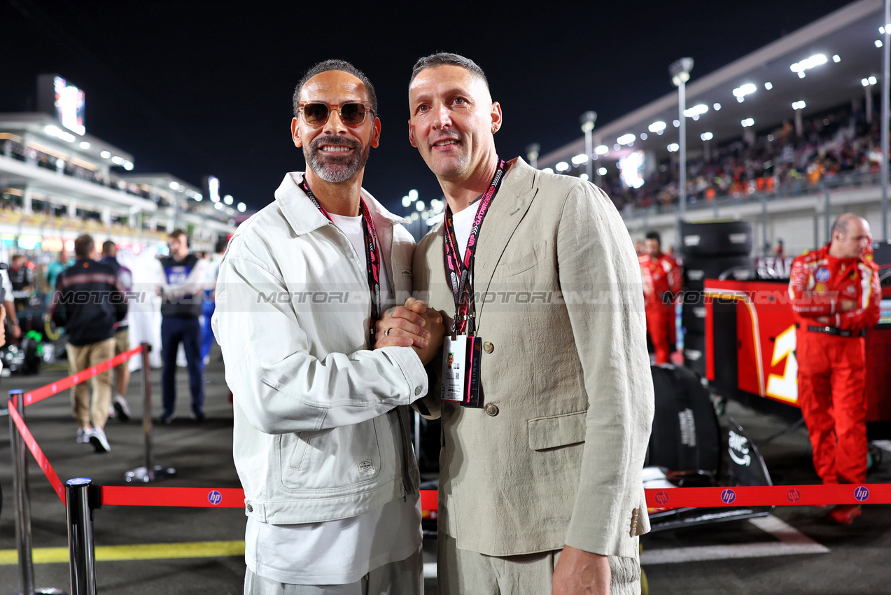 GP QATAR, Rio Ferdinand (GBR) Former Football Player (Left), on the grid.

01.12.2024. Formula 1 World Championship, Rd 23, Qatar Grand Prix, Doha, Qatar, Gara Day.

 - www.xpbimages.com, EMail: requests@xpbimages.com © Copyright: Staley / XPB Images
